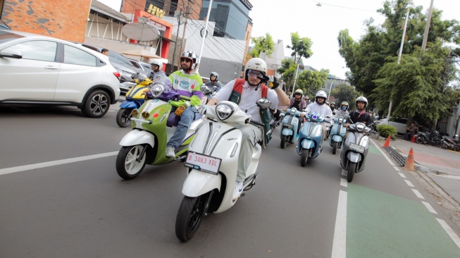Berkendara tetap bisa tampil stylish dengan skutik Yamaha Grand Filano Hybrid. (Foto: Ist)