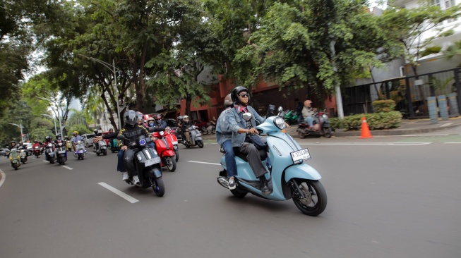 Berkendara tetap bisa tampil stylish dengan skutik Yamaha Grand Filano Hybrid. (Foto: Ist)