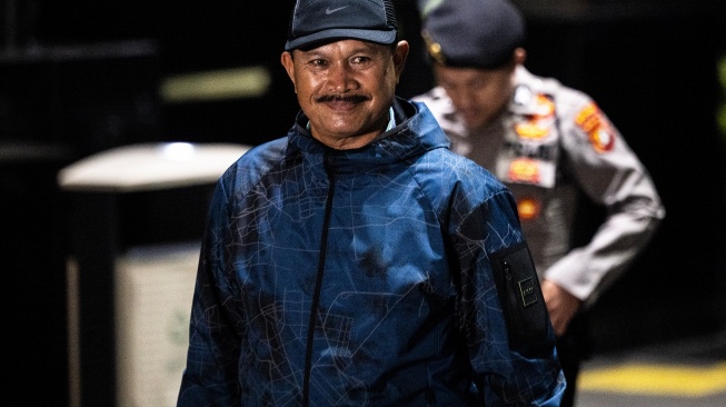 Wali Kota Madiun Maidi dikawal petugas setibanya di Gedung Merah Putih KPK, Jakarta, Senin (19/1/2026). [ANTARA FOTO/Bayu Pratama S./rwa]