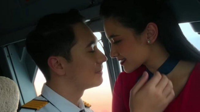 Pacaran Beneran, Jerome Kurnia Ngaku Baru Ciuman dengan Nadya Arina demi Film Penerbangan Terakhir