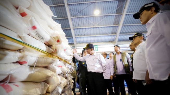 Menteri Pertanian, Andi Amran Sulaiman inspeksi mendadak (sidak) ke kawasan Bea Cukai Tanjung Balai Karimun, Kepulauan Riau. [Kementan]