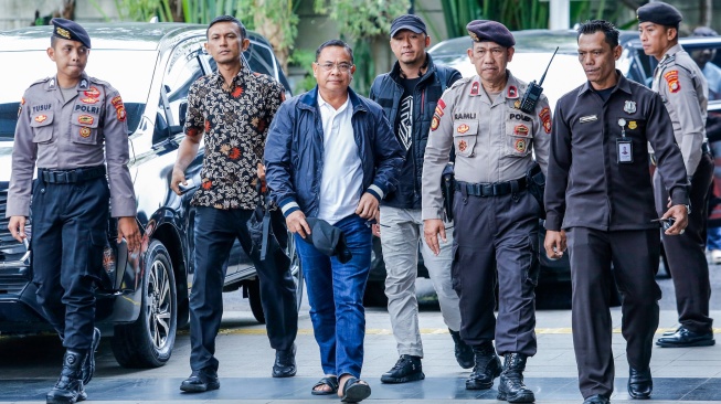 Bupati Pati Sudewo (ketiga kiri) dikawal petugas setibanya di Gedung Merah Putih KPK, Jakarta, Selasa (20/1/2026). [ANTARA FOTO/Asprilla Dwi Adha/nym]