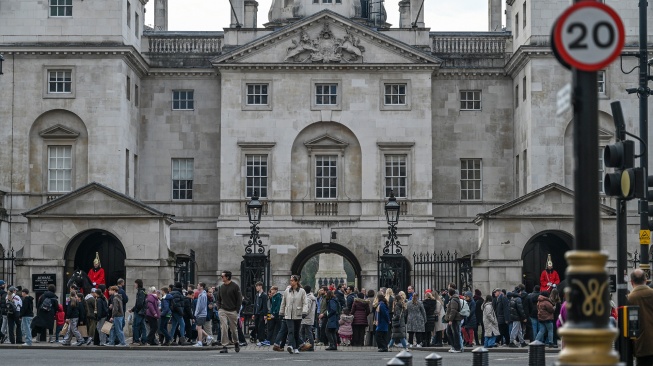 Wisatawan mengunjungi lokasi prajurit penjaga berkuda yang berjaga di depan gerbang Royal Horse Guards, London, Inggris, Minggu (18/1/2026). [ANTARA FOTO/Galih Pradipta/wsj]
