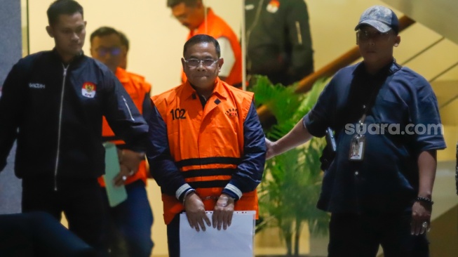 Bupati Pati Sudewo dibawa ke mobil tahanan usai menjalani pemeriksaan di Gedung Merah Putih KPK, Jakarta, Selasa (20/1/2026). [Suara.com/Alfian Winanto]
