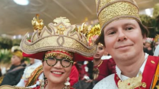 Wamen Stella Christie dan suami BarteK Czech. [Instagram/@prof.stelalchristie]