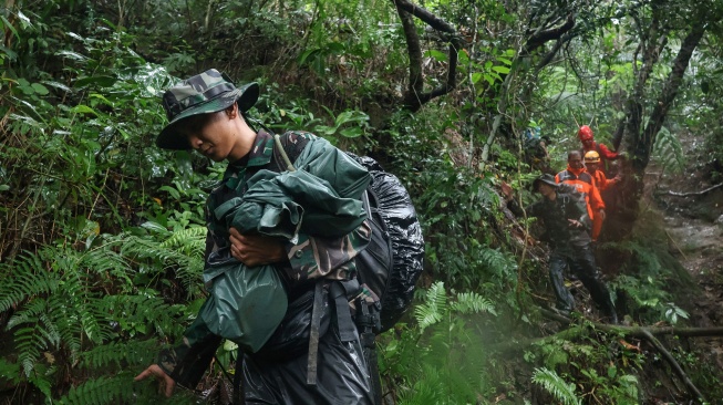 Tim SAR gabungan membawa paket kotak hitam pesawat ATR 42-500 menuruni lereng Gunung Bulusaraung di Desa Tompo Bulu, Kabupaten Pangkajene dan Kepulauan, Sulawesi Selatan, Rabu (21/1/2026). [ANTARA FOTO/Arnas Padda/wsj]
