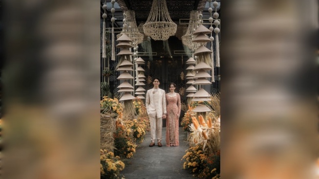 Gaya Busana Syifa Hadju dan El Rumi di Acara Lamaran yang 'Earthy' dan Berkelas (Dok. Bridestory)