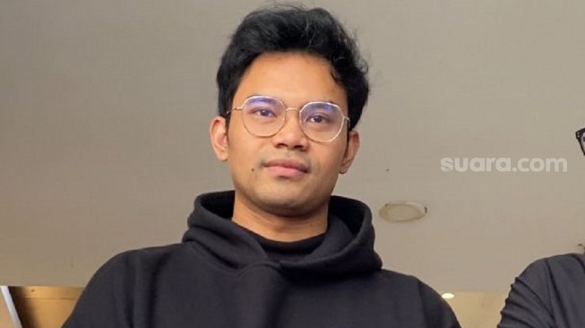 Insanul Fahmi usai menjalani klarifikasi restorative justice laporan Inara Rusli di Polda Metro Jaya pada Rabu, 21 Januari 2026. [Tiara Rosana/Suara.com]