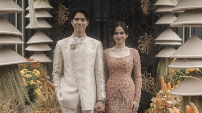 Warna Senada Penuh Makna: Gaya Syifa Hadju dan El Rumi di Acara Lamaran yang 'Earthy' dan Berkelas