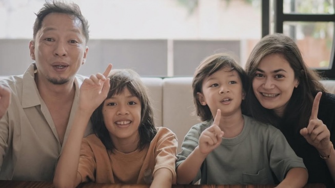 Ringgo Agus Rahman dan Sabai Morscheck bersama kedua anaknya. [Instagram]