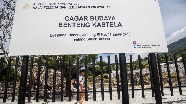 Seorang pengunjung berjalan di dalam kompleks Benteng Kastela di Ternate, Maluku Utara, Rabu (21/1/2026). [ANTARA FOTO/Andri Saputra/wsj]
