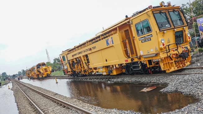 Kereta perawatan jalur rel mengecek kondisi rel yang terdampak banjir di sekitar Stasiun Pekalongan, Kota Pekalongan, Jawa Tengah, Rabu (21/1/2026). [ANTARA FOTO/Harviyan Perdana Putra/wsj]
