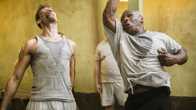 Kickboxer: Retaliation yang dibintangi Alain Moussi, Jean Claude Van Damme, dan Mike Tyson akan tayang pada Rabu (21/1/2026) malam ini pukul 23.00 WIB di Trans TV. [YouTube]