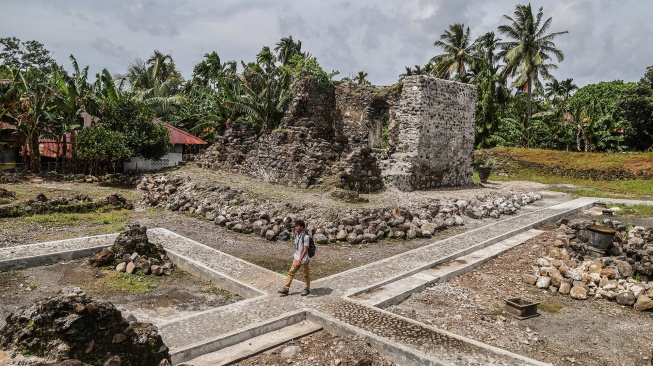 Seorang pengunjung berjalan di dalam kompleks Benteng Kastela di Ternate, Maluku Utara, Rabu (21/1/2026). [ANTARA FOTO/Andri Saputra/wsj]
