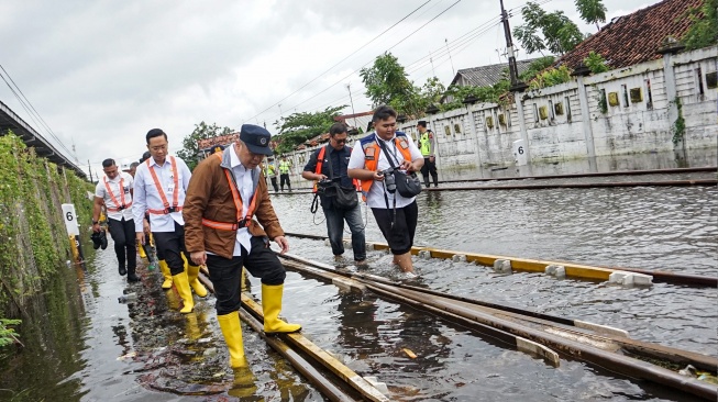 Menteri Perhubungan Dudy Purwagandhi (ketiga kiri) didampingi Direktur Jenderal Perkeretaapian Allan Tandiono (kedua kiri) meninjau rel kereta api yang tergenang banjir kembali di sekitar Stasiun Pekalongan, Kota Pekalongan, Jawa Tengah, Rabu (21/1/2026). [ANTARA FOTO/Harviyan Perdana Putra/wsj]

