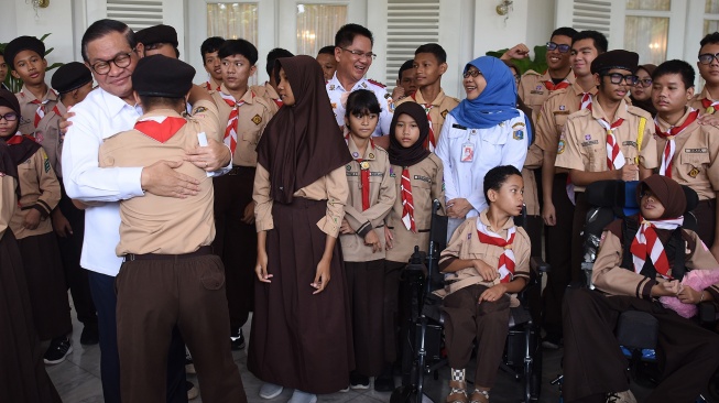 Gubernur DKI Jakarta Pramono Anung (kiri) memeluk siswa penyandang disabilitas saat peluncuran layanan angkutan sekolah ramah disabilitas tahun 2026 di Pendopo Balai Kota, Jakarta, Rabu (21/1/2026). [ANTARA FOTO/Indrianto Eko Suwarso/bar]