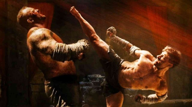 Kickboxer: Retaliation yang dibintangi Alain Moussi, Jean Claude Van Damme, dan Mike Tyson akan tayang pada Rabu (21/1/2026) malam ini pukul 23.00 WIB di Trans TV. [YouTube]