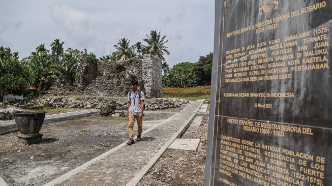 Seorang pengunjung berjalan di dalam kompleks Benteng Kastela di Ternate, Maluku Utara, Rabu (21/1/2026). [ANTARA FOTO/Andri Saputra/wsj]