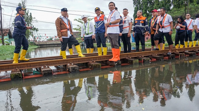 Menteri Perhubungan Dudy Purwagandhi (kedua kiri) didampingi Direktur Utama PT KAI (Persero) Bobby Rasyidin (keempat kiri), dan Wali Kota Pekalongan Afzan Arslan Djunaid (kelima kiri) meninjau rel kereta api yang tergenang banjir kembali di sekitar Stasiun Pekalongan, Kota Pekalongan, Jawa Tengah, Rabu (21/1/2026). [ANTARA FOTO/Harviyan Perdana Putra/wsj]