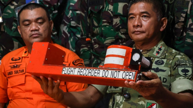 Panglima Kodam XIV Hasanuddin Mayjen TNI Bangun Nawoko (kanan) disaksikan Kepala Seksi Operasi Basarnas Makassar Andi Sultan (kiri) memperlihatkan alat perekaman penerbangan atau kotak hitam pesawat ATR 42-500 di posko aju Tompo Bulu, Kabupaten Pangkajene dan Kepulauan, Sulawesi Selatan, Rabu (21/1/2026). [ANTARA FOTO/Arnas Padda/wsj]
