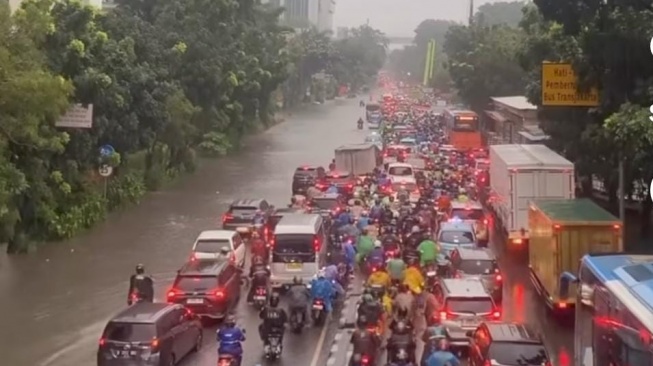 Pagi Ini Jakarta Dikepung Genangan Lagi, Layanan Mikrotrans Ambyar dan Lalu Lintas Cawang Lumpuh