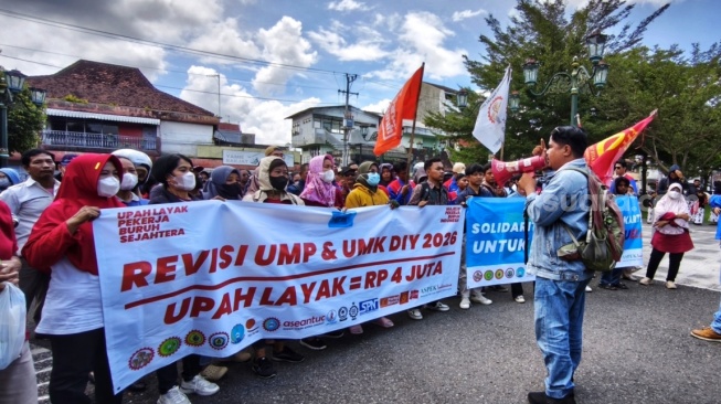 Unjuk rasa buruh dan pekerja menuntut kenaikan UMP 2026 di Kantor Gubernur DIY, beberapa waktu lalu. [Suara.com/Putu]
