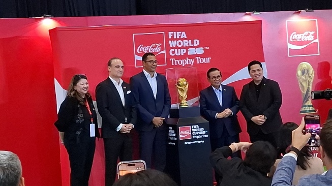 Trofi Asli Piala Dunia 2026 Sambangi Jakarta, Ribuan Warga Antusias