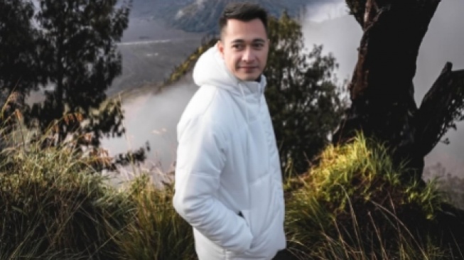 Dikaitkan dengan Buku 'Broken Strings' Aurelie Moeremans, Eza Gionino Bereaksi