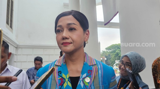 Kepala Eksekutif Pengawas Perilaku Pelaku Usaha Jasa Keuangan, Edukasi, dan Pelindungan Konsumen OJK, Friderica Widyasari Dewi saat ditemui wartawan di Jakarta, Rabu (21/1/2026). [Suara.com/Rina]