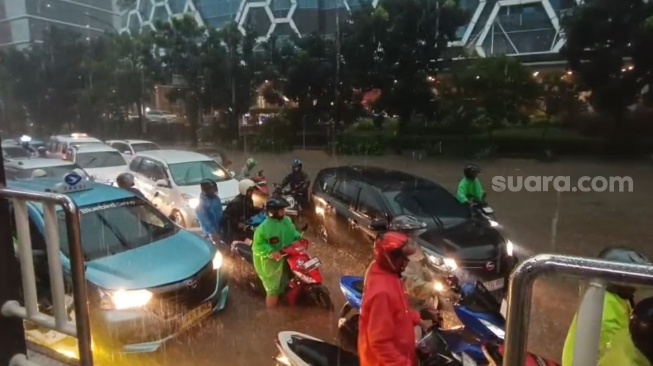Jalan DI Panjaitan Cawang Masih Banjir, Macet Mengular Akibat Penyempitan Jalur