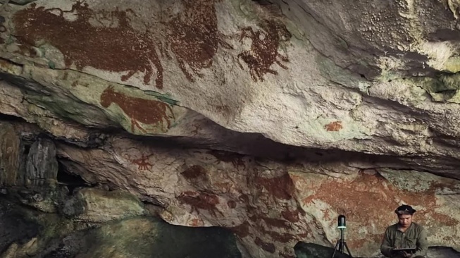 Peneliti mengungkap bahwa cap tangan kuno yang ditemukan di Gua Liang Metanduno, Pulau Muna, Sulawesi Tenggara, merupakan seni batu (rock art) tertua di dunia [Suara.com/BRIN/GRIFFITH UNIVERSITY]