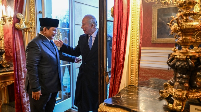Presiden Prabowo Subianto (kiri) berbincang dengan Raja Charles III (kanan) sebelum menemui kelompok filantropi lingkungan Indonesia-Inggris di Lancaster House, London, Inggris, Rabu (21/1/2026). [ANTARA FOTO/Galih Pradipta/nym]