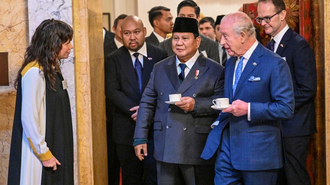 Presiden Prabowo Subianto (tengah) didampingi putranya Didit Hediprasetyo (kedua kiri) dan Raja Charles III (kanan) bertemu kelompok filantropi lingkungan Indonesia-Inggris di Lancaster House, London, Inggris, Rabu (21/1/2026). [ANTARA FOTO/Galih Pradipta/nym]