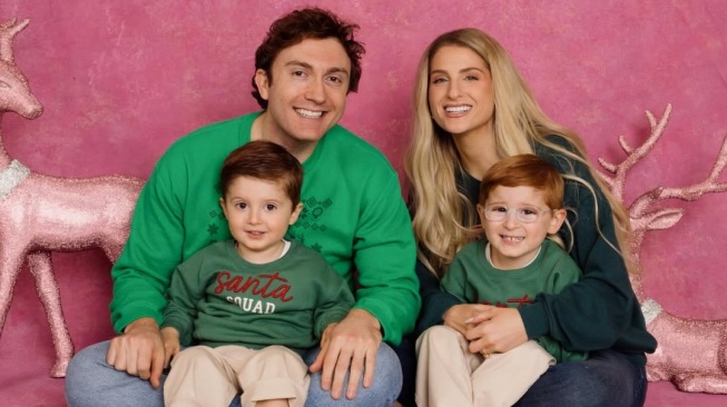 Meghan Trainor bersama suami, Daryl Sabara bersama dua anaknya. [Instagram]