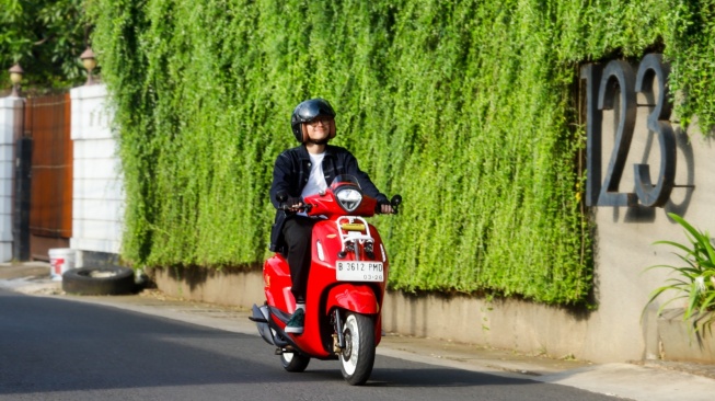 Tetap Tampil Kalcer saat Berkendara dengan Skutik Bergaya Retro Modern