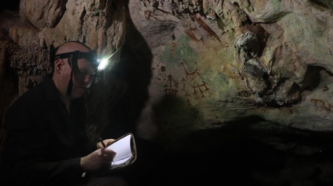 Peneliti mengungkap bahwa cap tangan kuno yang ditemukan di Gua Liang Metanduno, Pulau Muna, Sulawesi Tenggara, merupakan seni batu (rock art) tertua di dunia [Suara.com/BRIN/GRIFFITH UNIVERSITY]