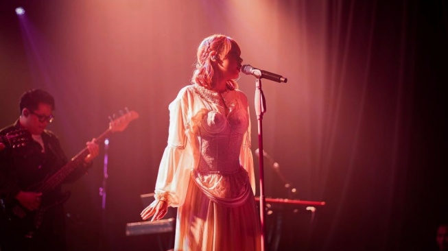 Nadin Amizah tampil menghibur di  Anti Garing Show Vol.2 bareng Kusuka, Minggu (18/1/2026). [Kusuka] 