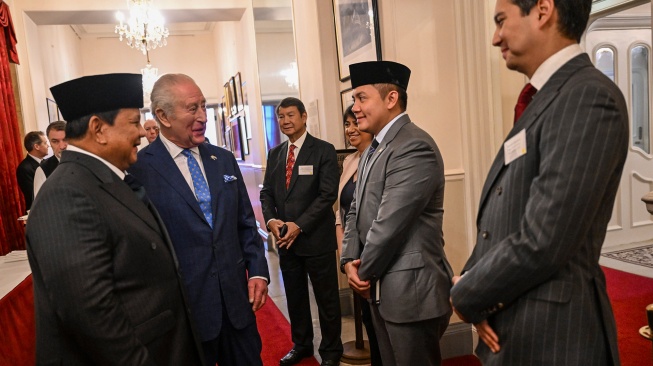 Presiden Prabowo Subianto (kiri) berbincang dengan Raja Charles III (kedua kiri), Utusan Khusus Presiden Bidang Iklim dan Energi Hashim Djojohadikusumo (ketiga kiri), Menteri Kesetaraan Inggris Seema Malhotra MP (ketiga kanan), Sekretaris Kabinet (Seskab) Teddy Indra Wijaya (kedua kanan), Wakil Ketua komisi I DPR Budi Djiwandono (kanan) saat menemui kelompok filantropi lingkungan Indonesia-Inggris di Lancaster House, London, Inggris, Rabu (21/1/2026). [ANTARA FOTO/Galih Pradipta/nym]