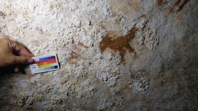 Peneliti mengungkap bahwa cap tangan kuno yang ditemukan di Gua Liang Metanduno, Pulau Muna, Sulawesi Tenggara, merupakan seni batu (rock art) tertua di dunia [Suara.com/BRIN/GRIFFITH UNIVERSITY]