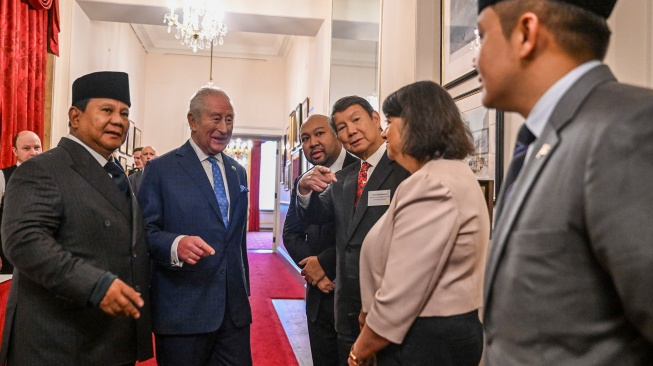 Presiden Prabowo Subianto (kiri) berbincang dengan Raja Charles III (kedua kiri), Utusan Khusus Presiden Bidang Iklim dan Energi Hashim Djojohadikusumo (ketiga kanan), Putra Presiden Prabowo Subianto Didit Hediprasetyo (tengah), Menteri Kesetaraan Inggris Seema Malhotra MP (kedua kanan), Sekretaris Kabinet (Seskab) Teddy Indra Wijaya (kanan) saat menemui kelompok filantropi lingkungan Indonesia-Inggris di Lancaster House, London, Inggris, Rabu (21/1/2026). [ANTARA FOTO/Galih Pradipta/nym] 