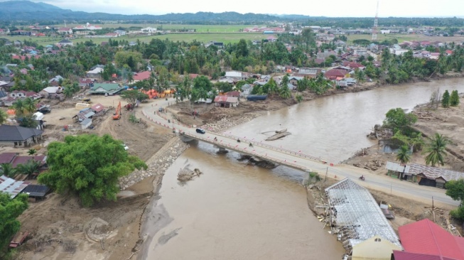 Pembangunan Jembatan darurat di Kabupaten Bireun, Aceh. [Dok ADHI]