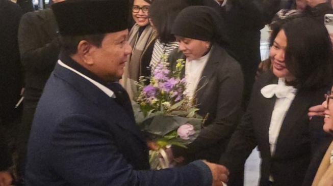 Presiden Prabowo Subianto mendapat sambutan hangat dari diaspora serta pelajar Indonesia di Swiss, saat tiba di hotel tempat ia bermalam selama di Swiss. (Suara.com/Novian)