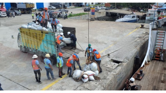 Aktivitas bongkar muat kapal yang mengangkut bantuan banjir Sumatera di Pelabuhan. [Dok Pelindo].