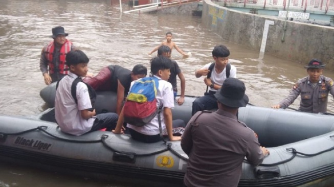 Sekolah Diterjang Banjir, Momen Dramatis Siswa SMP Mampang Diangkut Perahu Karet Polisi