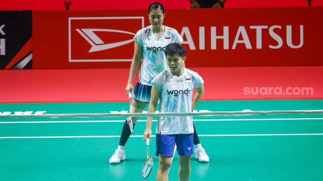 Pebulu tangkis ganda putri Indonesia, Amalia Cahya Pratiwi dan Siti Fadia Ramadanti saat bertanding melawan ganda putri Jepang Arisa Iragashi/Miyu Takahashi pada babak perempat final Daihatsu Indonesia Masters 2026 di Istora Senayan, Jakarta, Jumat (23/1/2026). [Suara.com/Alfian Winanto]
