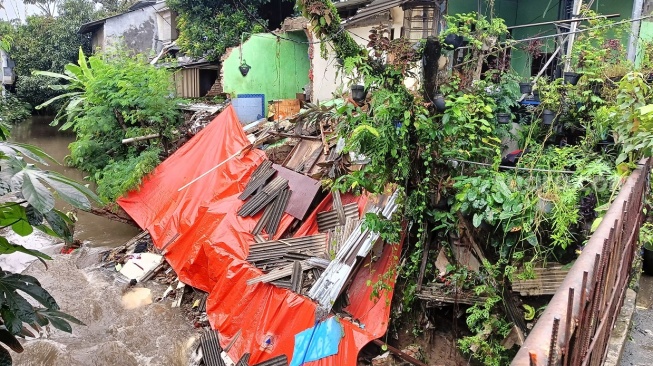 Hujan Deras Jakarta Picu Longsor di Jagakarsa, Satu Warga Dilarikan ke Rumah Sakit