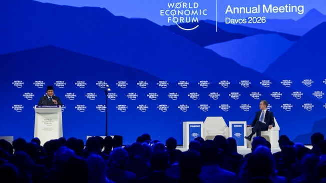 Presiden Prabowo Subianto (kiri) menyampaikan pidato saat World Economic Forum (WEF) 2026 di Congress Hall, Davos, Swiss, Kamis (22/1/2026).  [ANTARA FOTO/Aria Cindyara/bay/tom]