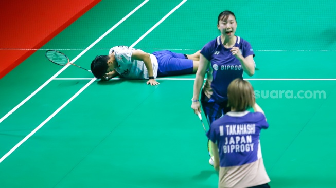 Pebulu tangkis ganda putri Indonesia, Siti Fadia Ramadanti terjatuh saat bertanding melawan ganda putri Jepang Arisa Iragashi/Miyu Takahashi pada babak perempat final Daihatsu Indonesia Masters 2026 di Istora Senayan, Jakarta, Jumat (23/1/2026). [Suara.com/Alfian Winanto]
