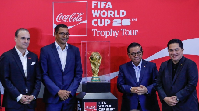 Menpora Erick Thohir (kanan) bersama Gubernur DKI Jakarta Pramono Anung (kedua kanan), President ASEAN & South Pacific The Coca-Cola Company Selman Careaga (kiri) dan mantan pemain sepak bola Gilberto Silva (kedua kiri) foto bersama dengan trofi FIFA World Cup 2026 yang diperlihatkan di Jakarta International Convention Center (JICC), Senayan, Jakarta, Kamis (22/1/2026). [ANTARA FOTO/Asprilla Dwi Adha/agr]