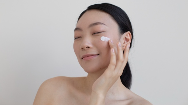 5 Sunscreen Jepang untuk Hempaskan Flek Hitam dan Garis Penuaan